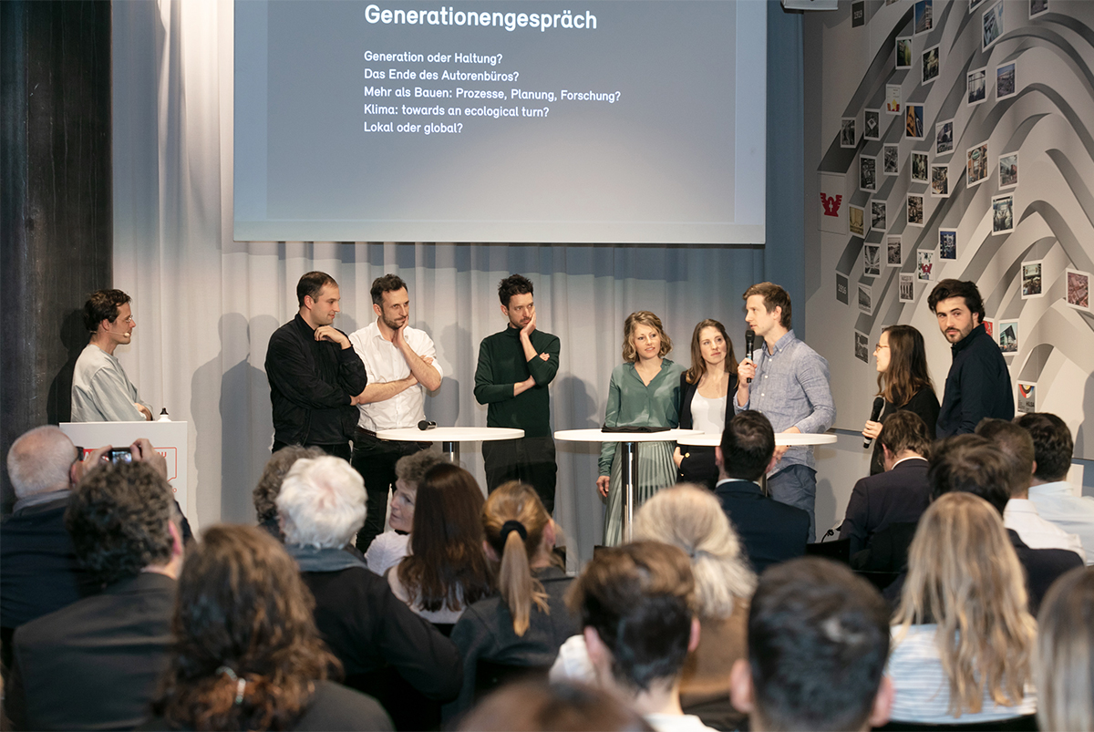 Juryvorsitzender Palle Petersen moderiert das Generationengespräch mit allen Preisträgern anlässlich der Preisverleihung an der diesjährigen Swissbau in Basel.